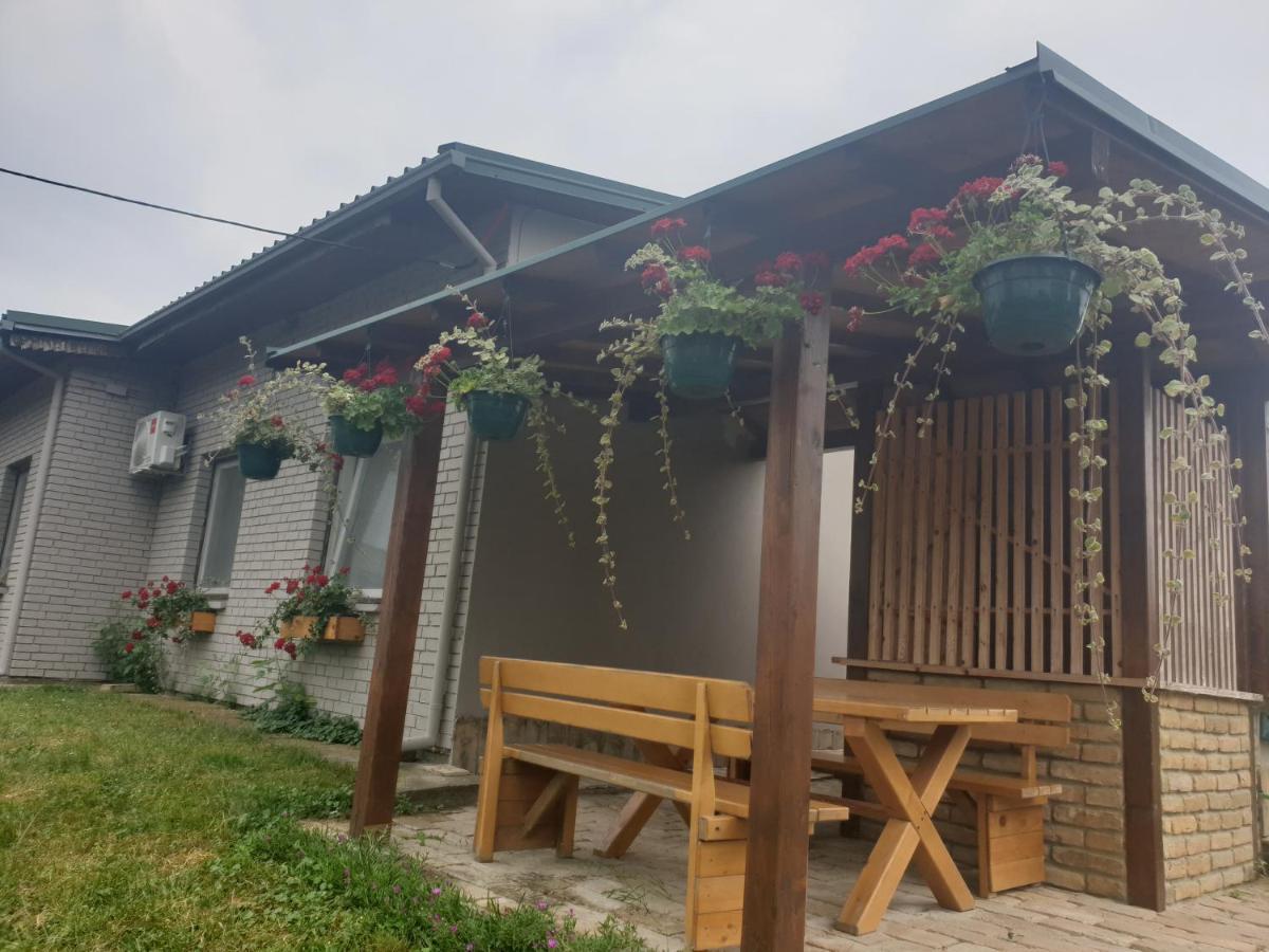 Udicarski Dom Usce Aljmaš Exterior foto
